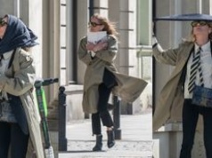 Magdalena Cielecka walczy z chustą na wietrze i pędzi na obiad do baru mlecznego. Stylowo? (ZDJĘCIA)