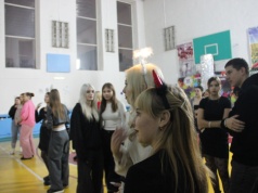 Młodzież nie mówi "dzień dobry". "Brak reakcji jest lepszy niż narażanie się na niewybredne komentarze"