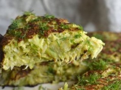 Siekam, zalewam i zapiekam. To danie z młodej kapusty bije na głowę bigos i surówki