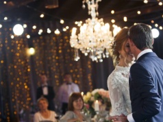 Nie tylko biel. Ten kolor też jest zabroniony na weselu. "Wyzywający"