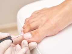 Zapomnij o brokacie. Oto najmodniejszy pedicure 2026. Aż chce się włożyć sandały