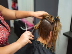 Najbardziej "oddychająca" fryzura sezonu. Japoński bob rysuje żuchwę lepiej niż makijaż