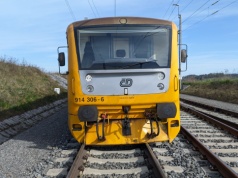 Wykolejenie pociągu na południu Czech. Maszynista tłumaczy, że “oślepiło go słońce”