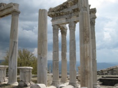 Czytamy Apokalipsę (8) – Kościół w Pergamonie (Ap 2,12-17)