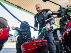 Tańsze paliwo również na majówkę. Rząd przedłużył program CPN