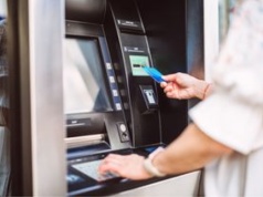 Jej mąż zmarł, rok korzystała z jego konta. Oto co jej grozi