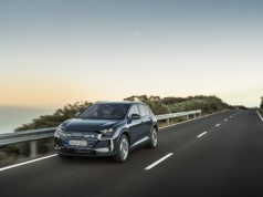 Audi Q4 e-tron odświeżone. Baterie 63 (59) lub 82 (76,6) kWh, oddawanie energii (V2L), opcjonalny wyświetlacz pasażera