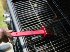 Ta mikstura rozpuszcza tłuszcz z grilla w kilka minut. Ruszt wygląda jak nowy