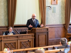 Prezydent Jacek Sutryk wygrywa kluczowe głosowania