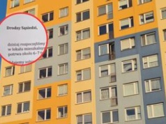 W bloku trwa remont. Pokazała, co "sprawcy" zostawili pod drzwiami