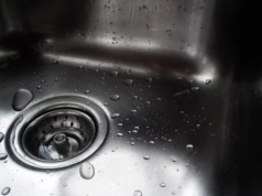 Jedna kropla i koniec plam na zlewie. Ten trik zmienia wszystko