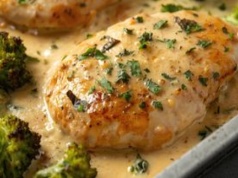 Soczysty kurczak w aksamitnym sosie. Zwykłe kotlety nie mają najmniejszych szans przy tym smaku