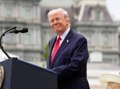 Trump zwolnił całą radę mailem. "Zmarnowanie talentów całego pokolenia"