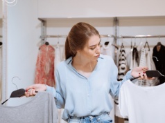 Chcesz stworzyć modną stylizację na wiosnę? Użyj zwykłego T-shirtu