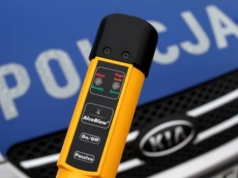 Jechał Audi, miał 3 promile i próbował przekupić policjantów