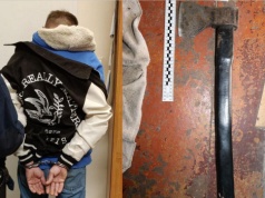 Uprowadził 4-latkę i zabarykadował się w domu. Na policjantów ruszył z siekierą