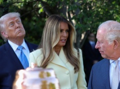 Skandaliczne zachowanie Trumpa. Dotykał żonę po pośladkach przy królu. Zdjęcie trafiło do sieci