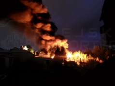 Duży pożar budynków pod Warszawą. Z ogniem walczy około 15 zastępów straży pożarnej