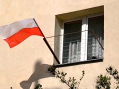 Za wywieszenie flagi narodowej można dostać karę. Grozi mandat, a nawet areszt