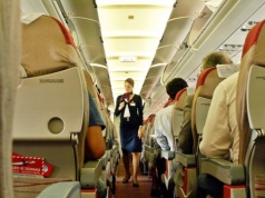 Stewardesy zawsze kładą dłonie pod uda, gdy siadają. Powód może zaskoczyć i ciebie