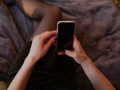 Z "niebieskiej platformy" do mediów. Eksperci ostrzegają przed skutkami. "Szkodliwe"