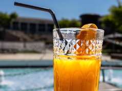 Polizał słomkę z dystrybutora. Grożą mu dwa lata więzienia