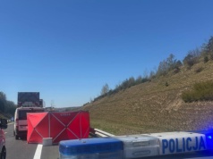 Dostawczak wjechał w pracowników drogowych. Zginął 28-latek. Jest ważny apel policji