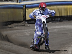 Nowe bandy na torze żużlowym do wymiany. Brak nadzoru i zniszczone mienie. Kto zawinił?