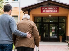 Kto powinien płacić za pobyt w DPS? Ten kto przejął majątek po bliskim, czy cała rodzina?