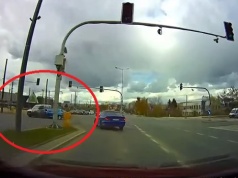 Czerwone światło nie powstrzymało kierującego Fiatem. Mamy nagranie z kolizji na al. Sikorskiego