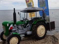 Pielgrzymka zabytkowymi traktorami z Polski do Watykanu i na Monte Cassino