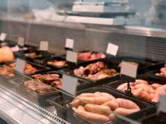 Najgorsze produkty na grilla, jakie możesz kupić. Rujnujesz zdrowie