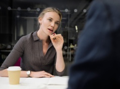 Jak nie wybuchnąć, gdy w powietrzu wisi awantura? Tę uspokajającą formułkę powtarzają sobie ludzie inteligentni emocjonalnie