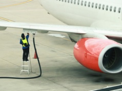 Problemy z paliwem lotniczym na horyzoncie? Rząd apeluje do podróżnych