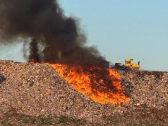 Pożar składowiska odpadów w Radomiu. "Śmierdzi plastikiem"