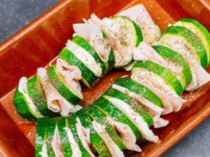 Nacinam jak ziemniaki i wrzucam na ruszt. Jest pyszna i nic nie wpada do środka grilla