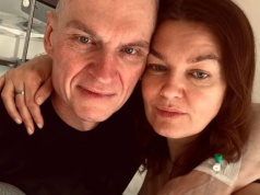 Andrzej Poczobut po uwolnieniu przechodzi szpitalne badania, a u jego boku czuwa żona Oksana