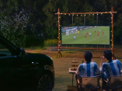 Film wyświetlany lampami samochodu. Huawei przebił wszystkich