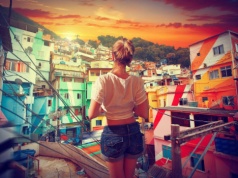 30, 40-latkowie podróżują, żeby »zaliczać« modne miejsca. „To dziś ważniejsze niż zakładanie rodziny. Turystyka to nowe szlachectwo i opium dla ludu, coroczna nagroda za wyzysk”