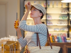 Tak Francuzki wybierają perfumy. Sekret nie tkwi we flakonie. "Zaskakujące odkrycie"