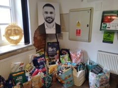 Tarnowianie zbierają karmę dla zwierząt w hołdzie dla posła Łukasza Litewki