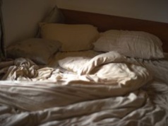 Śpisz na dwóch poduszkach? To błąd, który odbija się na zdrowiu