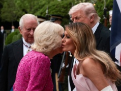 Zrezygnowała z tiary na rzecz naszyjnika. Są komentarze ekspertów