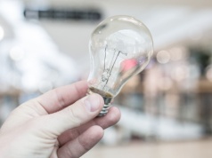 Nie waty. Ta wartość podana na opakowaniu LED-ów jest ważniejsza niż cokolwiek innego