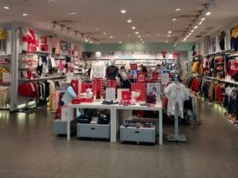 Francuska sieć z odzieżą zamyka sklepy w Polsce. Sąd ogłosił upadłość