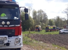 Dachowanie BMW w Mostowie. Kierujący 18-latek trafił do szpitala