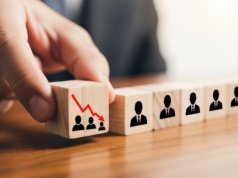 Zwolnienia w imię AI:  strategia czy panika?