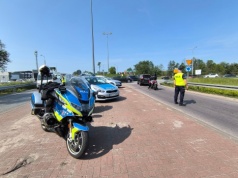 Uciekał przed kontrolą, by „napić się piwa” na oczach policjantów. 33-latek zatrzymany przez otwockich policjantów