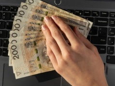 Błędy finansowe, których zamożni unikają. Klasa średnia powtarza je od lat