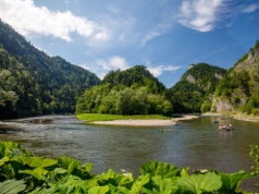 Polacy ruszą w góry na majówkę. Nie tylko Tatry mają coś do zaoferowania